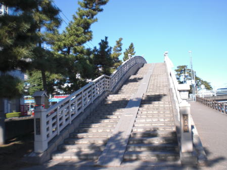 草加松原遊歩道の矢立橋を散歩する