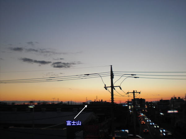 草加市（埼玉県）から見た夕暮れの富士山