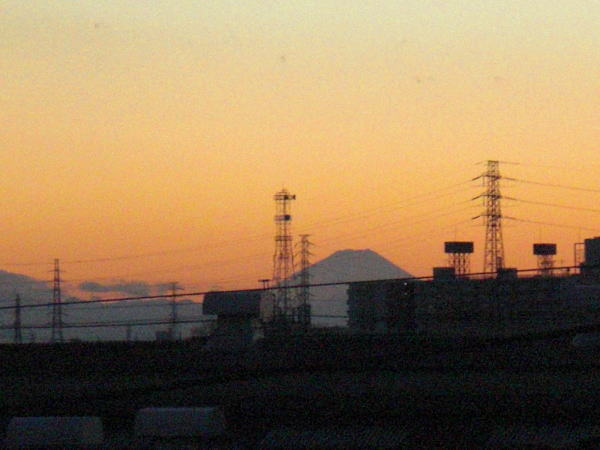 富士山の夕暮れ（埼玉県草加市）